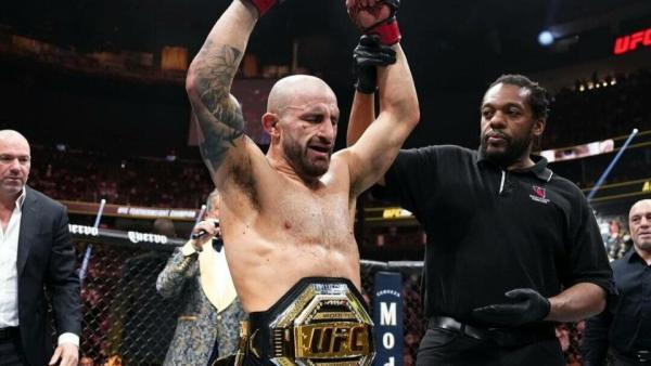 Александр Волкановски сохранил титул чемпиона UFC