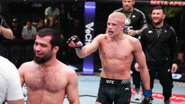 Гафуров вёл бой, но всё решил один миг: поражение за секунду до гонга