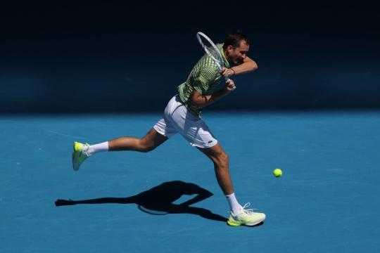 Даниил Медведев вышел в полуфинал турнира в Дубае, разгромив Дженсона Бруксби.