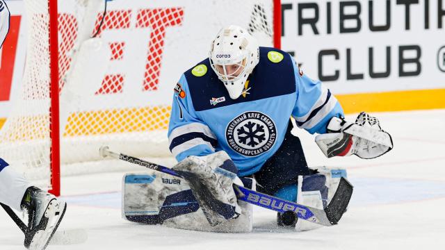 Сумасшедший буллит в матче КХЛ. Вратарь взорвал интернет скандальным сейвом