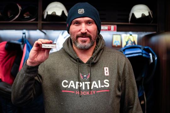 «Все рады за Саньку, за наш хоккей». Мама Овечкина поздравила его с 1000-м голом в НХЛ