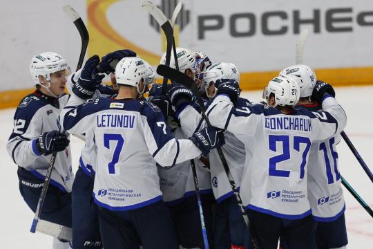 Хоккеисты Торпедо Нижний Новгород столкнулись с неожиданной проблемой — команда не может покинуть Череповец из-за переноса рейса